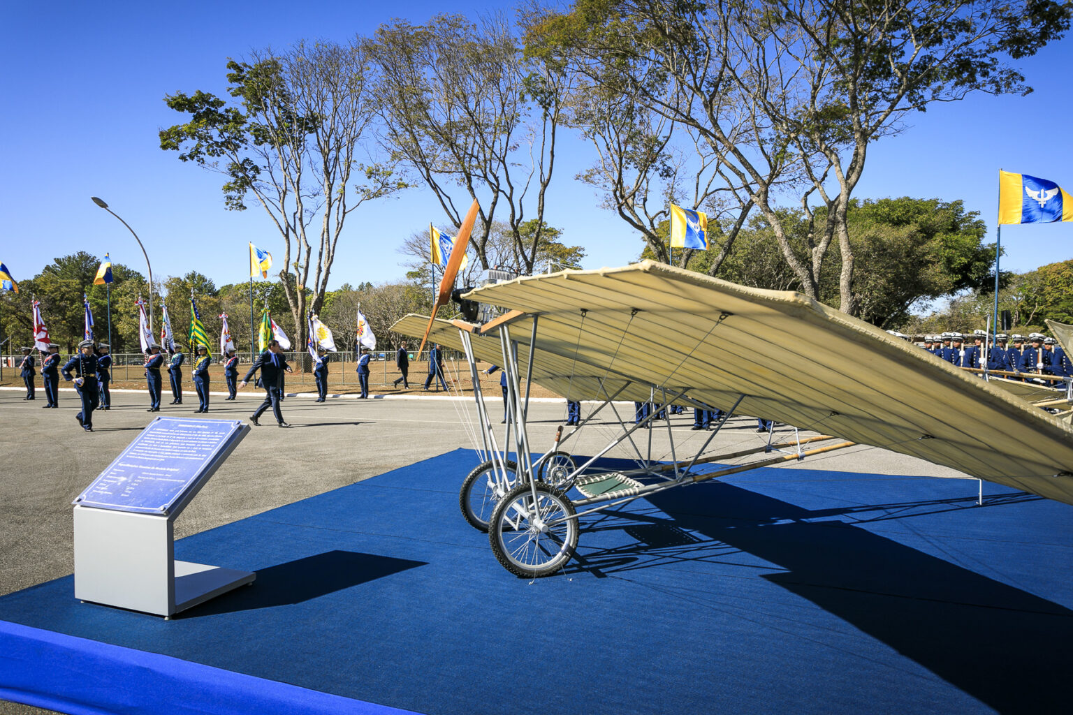 Conjunto Nacional recebe réplica do Demoiselle avião de Santos Dumont